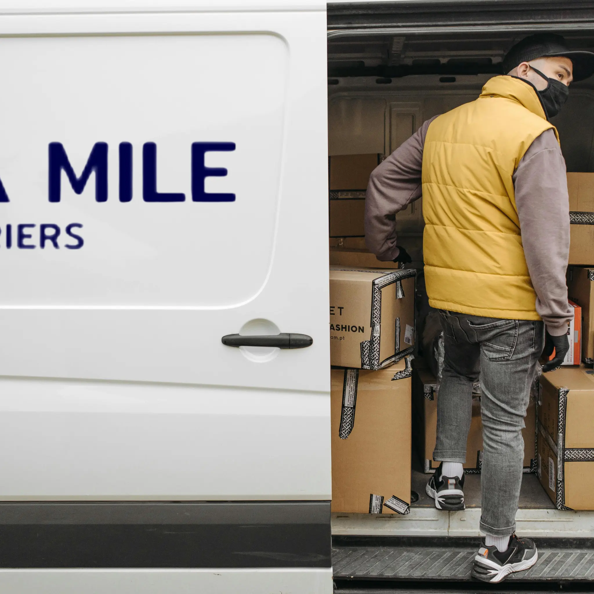 Get Your Delivery Done With The Right Courier Services